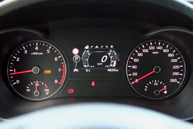 Kia Optima GT – Apa kedvence 8 A középső monitor nélkül dögunalmas lenne a műszerfal