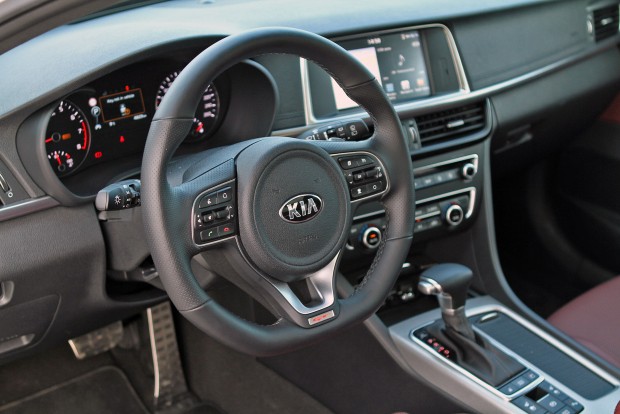 Kia Optima GT – Apa kedvence 6 Alul csapott a kormány