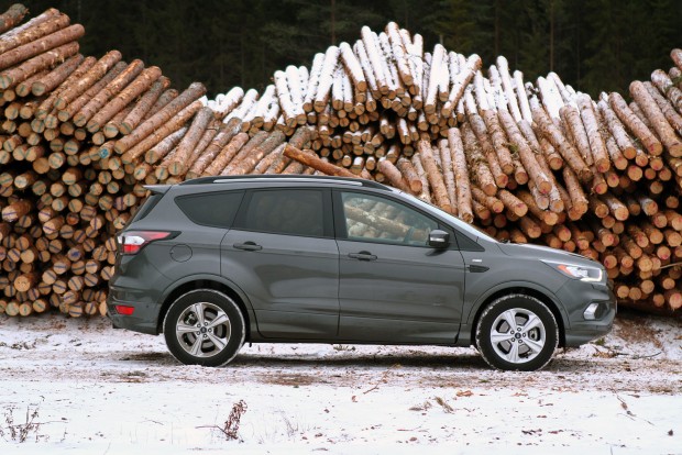 Okosabb, kényelmesebb: Ford Kuga 2016 1 A sötétített hátsó ablakok alapáron járnak a 4531 milliméter hosszú autóban