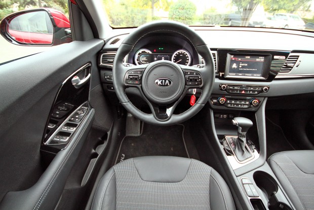 Vadiúj hibrid szabadidő-autó Koreából: Kia Niro 5 Jellegzetes a kerek közepű kormány