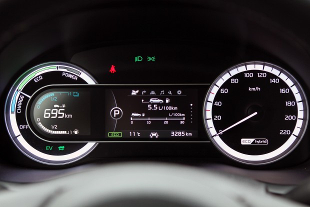 Vadiúj hibrid szabadidő-autó Koreából: Kia Niro 6 Kerek műszerek között a fedélzeti számítógép kijelzője