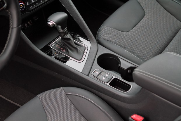 Vadiúj hibrid szabadidő-autó Koreából: Kia Niro 10 Duplakuplungos automatikus váltó