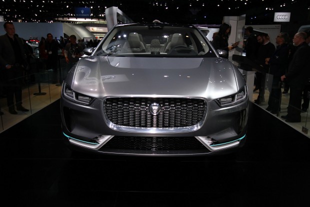 Los Angeles: Autószalon másként 5 A Jaguar I-Pace. Bár egyelőre még hibrid hajtáslánca sincs a brit márkának, mégis elkészítették akkumulátoros rendszerüket, amely nem egy meglévő padlólemez átépítése, hanem vadonatúj, eleve és kifejezetten erre a célra szolgáló platform