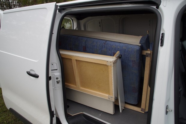 Kanapészállítós teszt az új Toyota Proace furgonnal 4 Sík padló, elegendő számú rögzítőfül a spanifernek