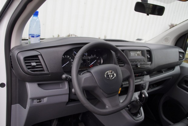 Kanapészállítós teszt az új Toyota Proace furgonnal 3 A műszerfal is teljesen Peugeot, az emblémát leszámítva