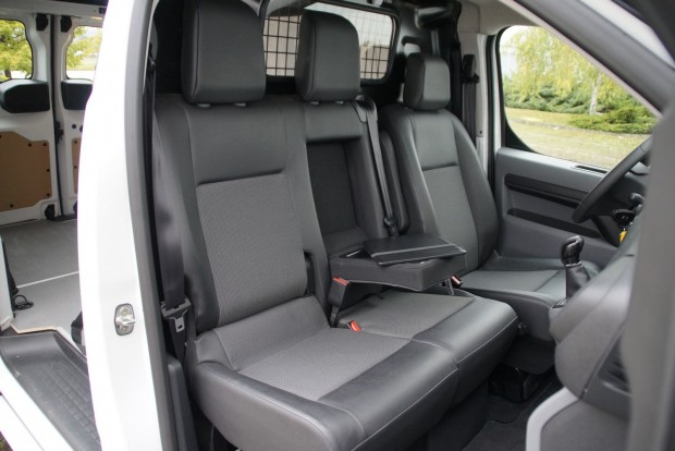 Kanapészállítós teszt az új Toyota Proace furgonnal 6 Igazából 2,5 személyes a Proace