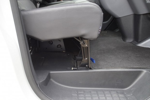 Kanapészállítós teszt az új Toyota Proace furgonnal 5 Nyilván a tolvaj is itt keresi először a laptoptáskát, GPS-t, de azért jó, hogy van egy kis szem elöl rejtett zug az utasülés alatt
