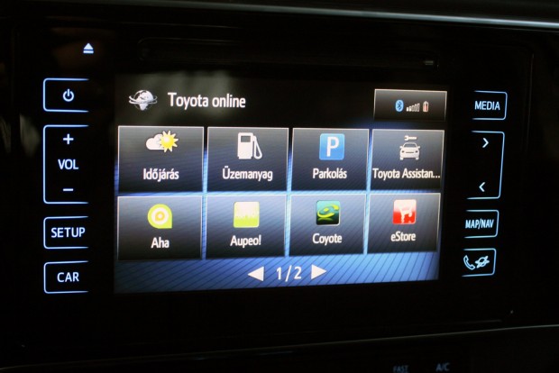 Mit tudhat egy Toyota Corolla, amit a többiek nem? 1 Okos online-funkciókat kínál a navigációsrendszer. A menü jól felépített, a címek gyorsan megadhatók