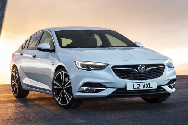 Fotókon a vadonatúj Opel Insignia 2 Egyértelműen felismerhetők a Monza tanulmányautó stílusjegyei. Mélyre nyúló hűtőmaszk, krómsávval kihangsúlyozott, kupés sziluett. A harmadik féklámpát a tetőperembe integrálták.