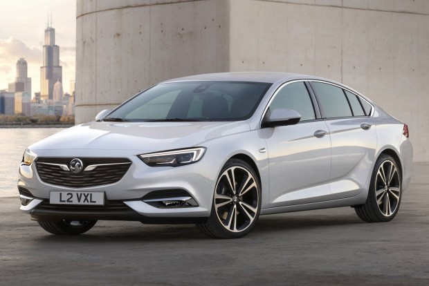 Fotókon a vadonatúj Opel Insignia 4 A „turbómotorok széles választékát” egyelőre nem részletezi a gyár. Nyolcfokozatú automata sebességváltó, szélesre húzott áttételekkel, finom és villámgyors váltásokkal. Kezdetben csak összkerékhajtással lesz rendelhető.