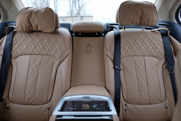Zöld király: BMW 740e 7 Kevés ennél kényelmesebb hátsó üléssor van autóban