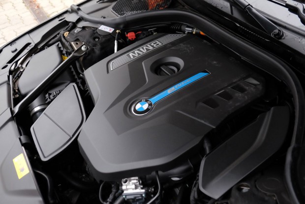 Zöld király: BMW 740e 5 Ilyen a motor. Nem látszik semmi.