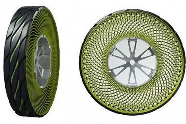 Ezek most nem a legjobb téli gumik 2 A Bridgestone is készít levegő nélküli abroncsot. Ami még környezetbarát is. Már amennyire lehet. Amikor egy átóbégatott éjszaka után Donovalyban az éj leple alatt leeresztett autóink kerekeit próbáltuk visszahozni az életbe, akkor azt énekeltük, hogy „Szlovákok, szlovákok, miattatok pumpálok”. Ennek a guminak aztán kereshették volna a szelepeit a derék tótok napestig!