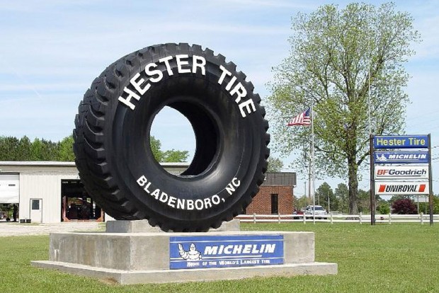 Ezek most nem a legjobb téli gumik 6 A Michelin készíti a legnagyobb abroncsot. Mérete 59/80 R63-as, abroncs 4,7 tonnás és Caterpillar 797B gyári gumija. Új ára 55 ezer dollár, amiért már egy új Porschét is lehet venni.