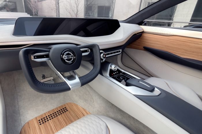 Így folytatja a Nissan 3 A műszerfalon egyetlen hatalmas monitor húzódik teljes szélességében.