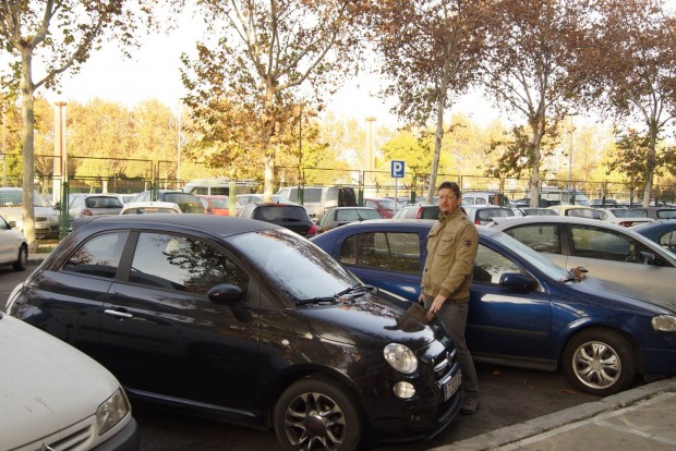 Boldogan állok egy parkolóhely mellett: Sevilla belvárosában nagy kincs az ilyesmi!
