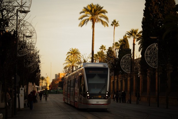 Sevilla érdekessége a kondenzátoros villamos, ami két megálló között nem igényel felsővezetéket