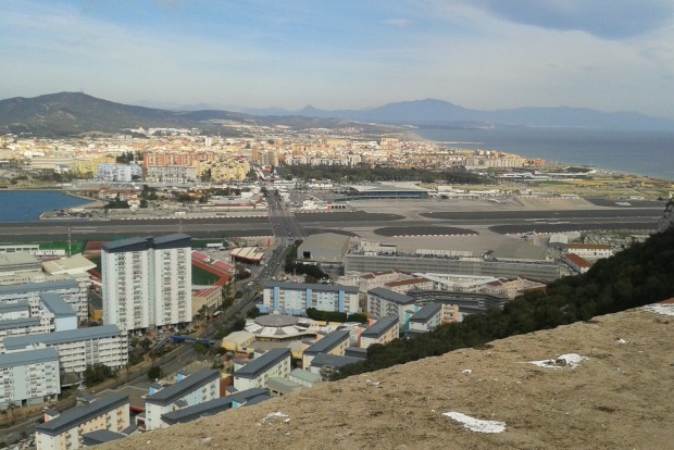 A gibraltári reptér kifutópályája a Szikláról