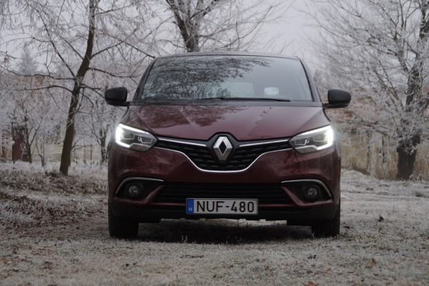 Színes francia családi, 14 éven felülieknek nem ajánlott 1 A Renault új egyen-frontja a Scénicnek is jól áll