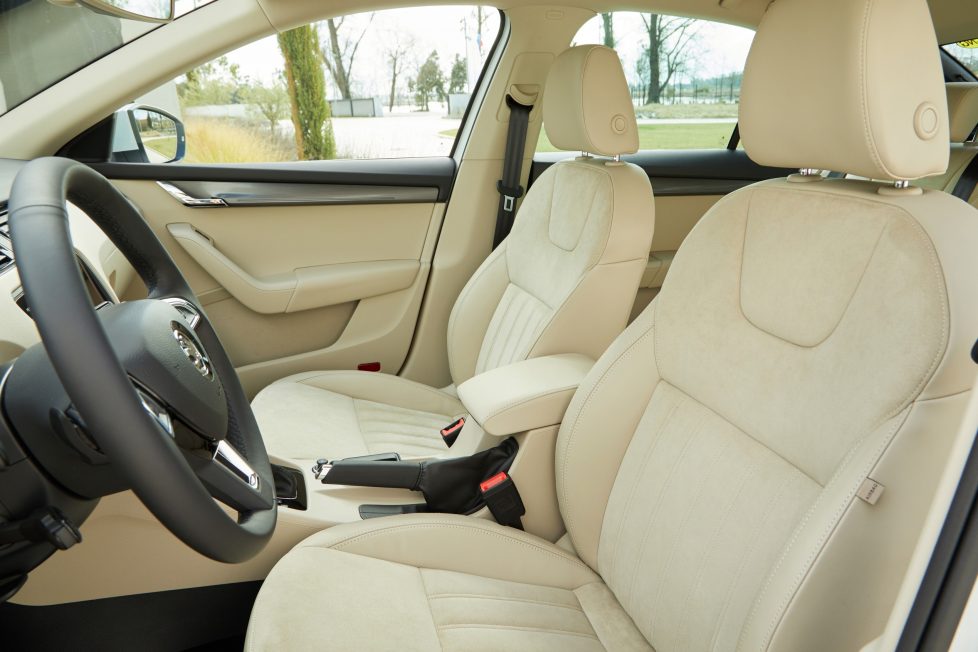 Élőben barátságosabb a törtszemű Skoda Octavia 4 Kényelmesek az ülések, feldobja egy világosabb szín a belsőt