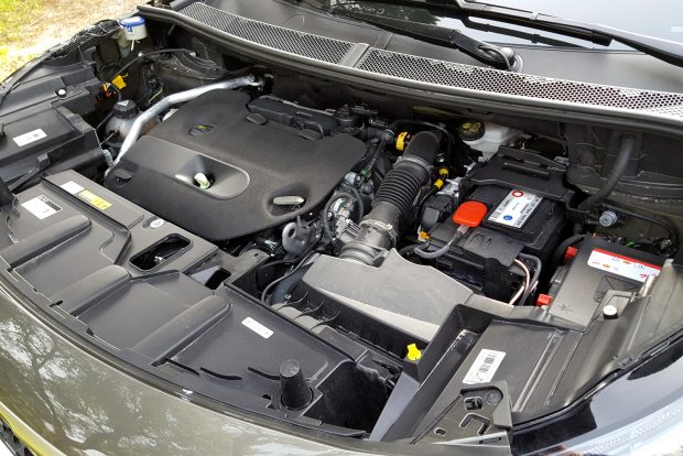 Prémium Peugeot? Már majdnem igen! 3 Legnagyobbrészt a 120 és a 150 lóerős dízelekkel rendelik majd az európai vevők, a fotón a kizárólag a GT változatba szerelt 180 lovas motor látható. Kiválóan szigetelt az utastér, amit nyersen bizonyít, hogy a motorháztető felnyitása után meglepően hangosnak ítéltük melegen is. Menet közben csend van