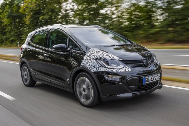 Villanyautó, ami kimegy a világból 4 Rettenetesen gyorsul az Ampera-e, a lassítás mértéke pedig a visszatáplálás nagyságával is szabályozható. A rugózás feszes, de nem kényelmetlenül kemény. Cserébe kanyarban nem dől, gyorsításkor nem ágaskodik, lassításkor nem bólint nagyot