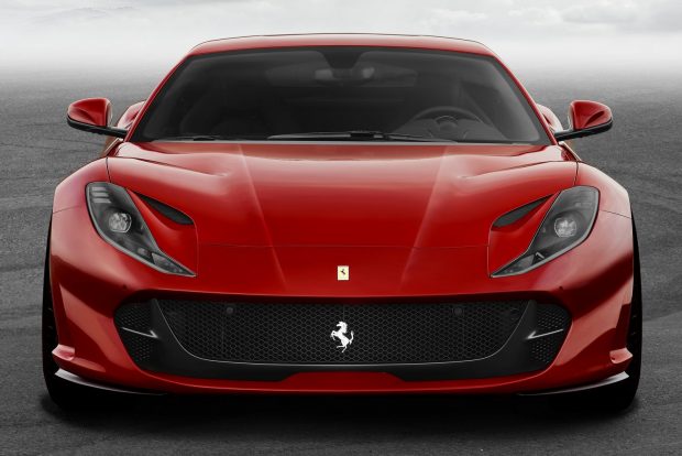 Ferrari 812 Superfast: elképesztő csúcsmodellel újít Modena 1 Ennek kulcsa a vadonatúj fejlesztésű, 6,5 literes, V12-es blokk, amely kerek 800 lóerőt (8500/percnél) és 718 Nm nyomatékot (7000/perc, de már 3500/perctől 570 Nm felett van a görbe) termel. Műszakilag 350 baros közvetlen befecskendezés és F1 ihletésű, változó szívórendszer segíti a motort, a duplakuplungos váltó az eddiginél is gyorsabban kapcsol.