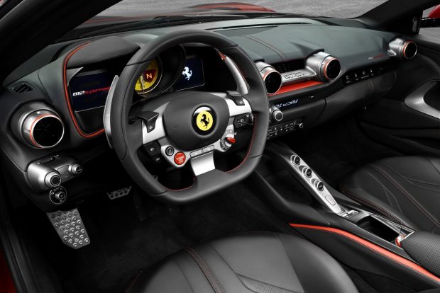 Ferrari 812 Superfast: elképesztő csúcsmodellel újít Modena 4 A belső tér még sportosabb, még radikálisabb lett; lebegni látszó elemek teremtenek elegáns versenyhangulatot. Az ülések még sportosabbak, még ergonomikusabbak, és vadonatúj a kezelőfelület, beleértve a kormánykereket, a műszeregységet, a médiaközpontot és a klímaszabályozást.