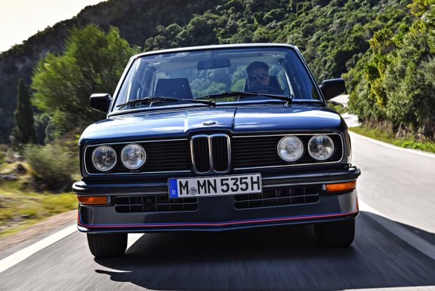 Miért nincsenek ma ilyen BMW-k? 5 Utódán már külön áll a két vese, itt még egy egység