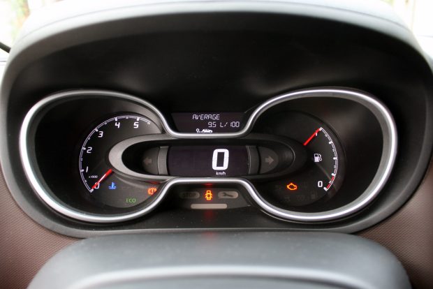Minek két turbó 145 lóerőhöz? 7 Csak piktogram jelzi a hideg motort, nincs olajhőmérséklet-mutató