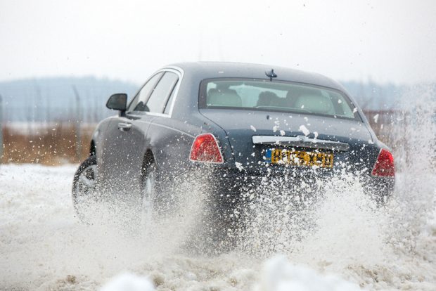 Rolls-Royce a hóban 7 Ilyen is lehet csinálni egy Rollsszal, de nem könnyű teljesen kikapcsolt menetstabilázáló mellett