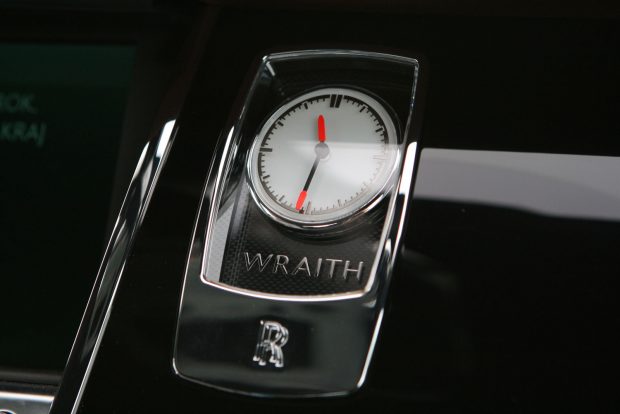 Rolls-Royce a hóban 5 Belülről nagyon hasonlítanak egymásra a modellek, de az óráról mindig eldönthető, miben ülünk