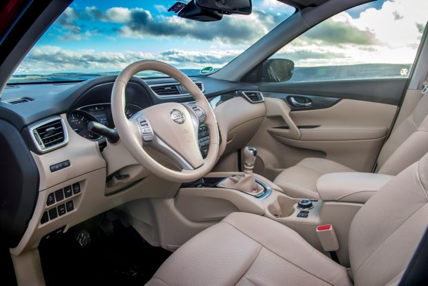 Mit tud a mozdonyosabb dízellel a Nissan X-Trail? 5 Bézs belső, bőrrel egy fullos X-Trailben