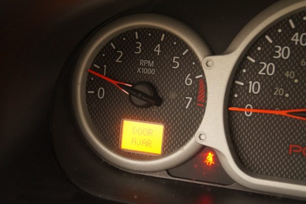 Kipróbáltuk a világ legcsúnyább autóját 11 Nyitott ajtóra figyelmeztető jelzés