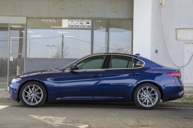 Az Alfa Romeo Giulia felnyitotta a szemem, mindent értek 1 Elől 225/45 R18, hátul pedig 255/40 R18-as abroncsok feszülnek