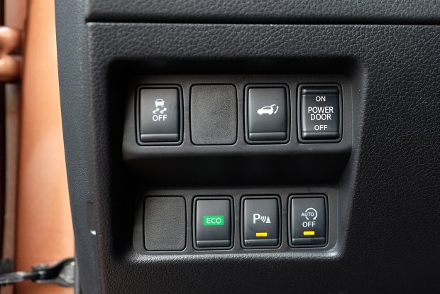 Mit tud a mozdonyosabb dízellel a Nissan X-Trail? 6 Nem valami míves a gombok kidolgozása, de sok korszerű szolgáltatást tud a negyedik éves modell
