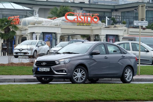 180 felett mentünk, 8,15 litert fogyasztottunk az új Ladával 2 Nem mondom, hogy ezzel van tele itt a parkoló, de nem lóg ki az eviani utcaképből a Lada