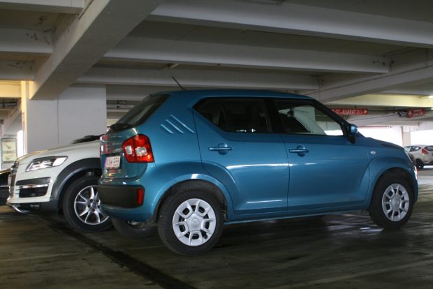 Mitől lesz könnyebb parkolni Budapesten? 2 Az egyre szélesebb új autók nehezen férnek át a régebbi garázsok ajtaján. Az új Suzuki Ignisben ez nem gond
