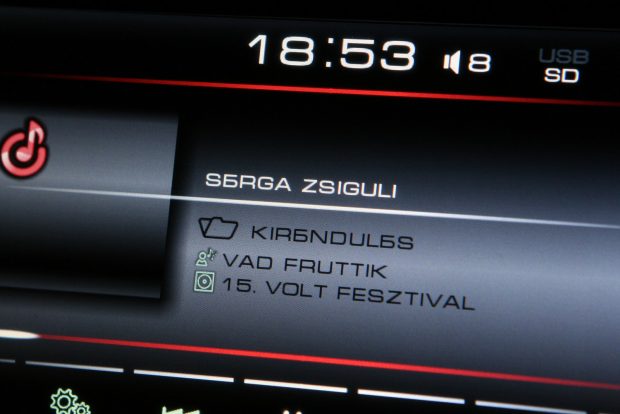 1354 km az új Lada Vestában 1 Mókás kvízt ígérhetünk, a kijelző az ékezetes betűket cirill karakterekkel helyettesíti