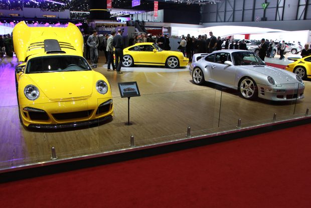 Egy Porsche még nem a világ teteje 1 Balra a 2007-es Ruf CTR3, 380-as végsebességgel, a háttérben a 2017-es Ruf CTR, jobbra a 993-as Porschéből épített, integrált bukócsöves CTR2 1997-ből