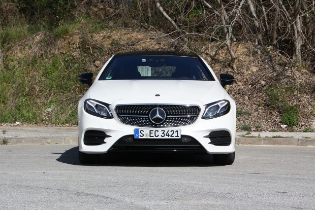 Pompázatos világ az új Mercedes E Coupéban 1 Intelligens LED fényszórók a múltra kacsintó kettéágazó menetfénnyel
