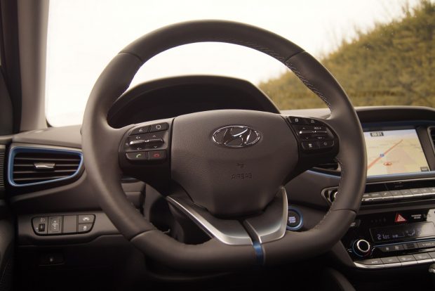 Prémiumhibrid a Hyundaitól 3 Már önmagában a kormányon meg lehet figyelni, mennyire odafigyelt minden apró részletre a tervezésnél a Hyundai