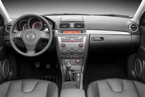 Mazda3: egy használt autó, amivel nehéz mellényúlni 4 Alig változott a 2006-os átdolgozással a belső tér