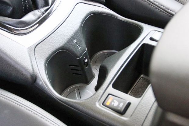 Fekete lyukak az autóban – top 10 pohártartó 6 A Nissan egész olcsón megoldotta a hűthető pohártartót. Egy apró kis kapcsolóval szabályozható, hogy a légkondi hűvös levegője a pohártartóba is bejusson-e