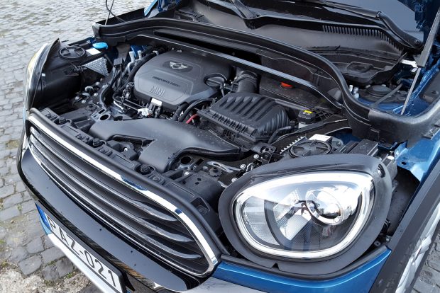 Kagyló vagy kolbász? 3 Láttak ma ennél nyitottabb motorteret? Nem nehéz BMW-feliratokat találni