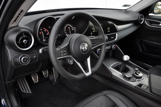 Mire megy az Alfa Giulia a 3-as BMW-vel és a Jaguar XE-vel? 3 Sikkes is, olaszos is, de a minőségérzeten lehetne javítani a Giuiában