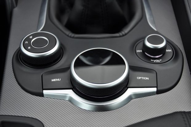 Mire megy az Alfa Giulia a 3-as BMW-vel és a Jaguar XE-vel? 7 Olcsó hatású az Alfában a bizonytalanul forgó központi pogácsa. Balra a DNA kapcsolót érdemes Dynamic módban hagyni