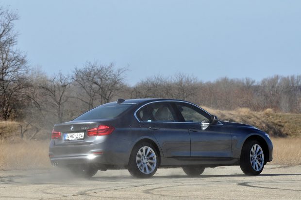 Mire megy az Alfa Giulia a 3-as BMW-vel és a Jaguar XE-vel? 12 Hátsó hajtással a kikapcsolható ESP-s XE is pont így farolhatna