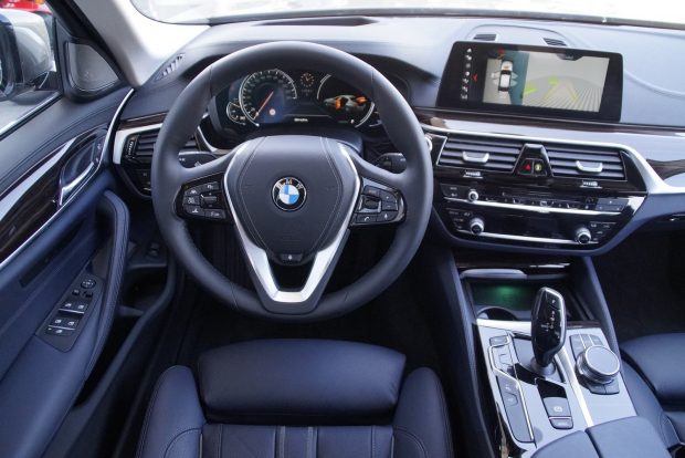 4 hengerrel is csillagos ötös az Ötös! 5 Hagyományos BMW-s motívum a vezető felé fordított középkonzol