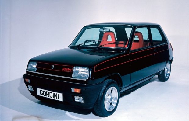 Ilyet sem látsz már új autón 5 Renault 5 Alpine esetében nem is annyira küllők, inkább csak apró bevágások adják a hatást, ami bizonyára nem volt túl jó hatással a fékek hűtésére